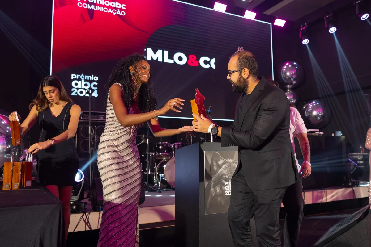 Equipe CMLO, agência de mídia paga, recebendo premiação ABC da Comunicação 2025