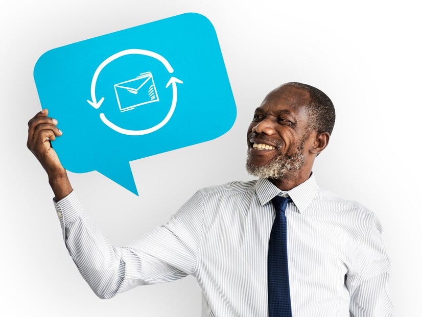 Homem feliz segurando um símbolo de e-mail 