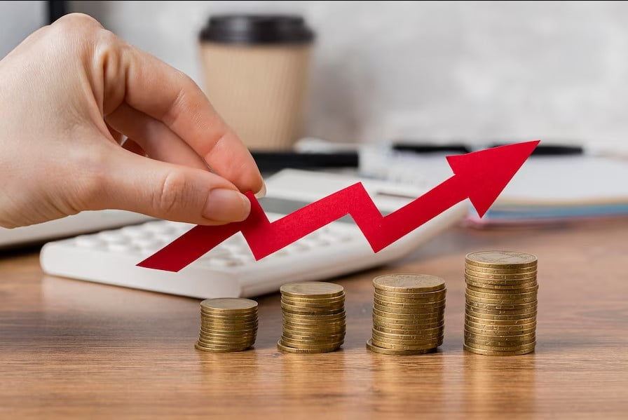 Publicidade Online: Maximizando o ROI das Campanhas 1 mão segurando uma seta de crescimento com moedas