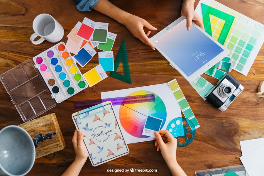 maquete de designer gráfico com tablet