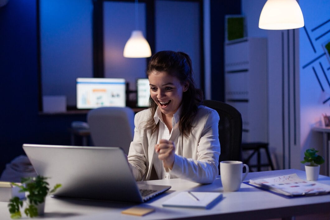Como o Marketing impacta o crescimento dos negócios? 2 mulher de negócios olhando para um laptop profissional trabalhando em um projeto de gráficos de marketing