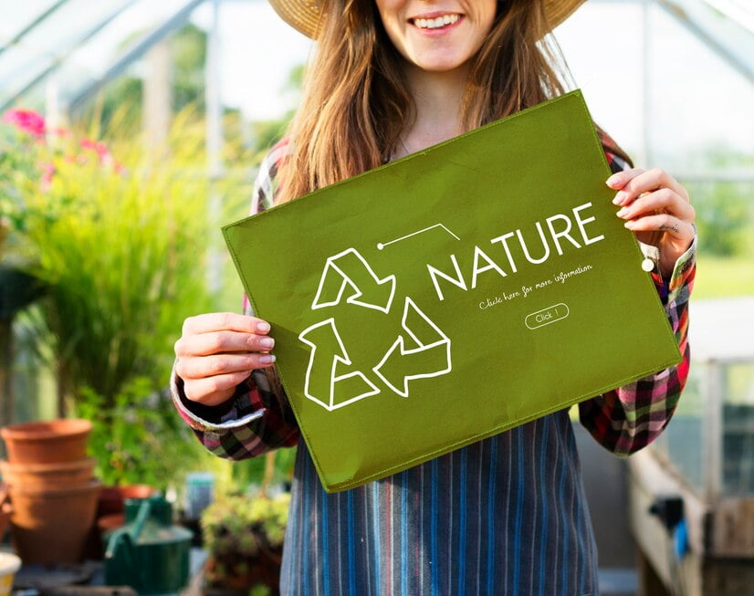 Mulher jovem mostrando pôster da natureza