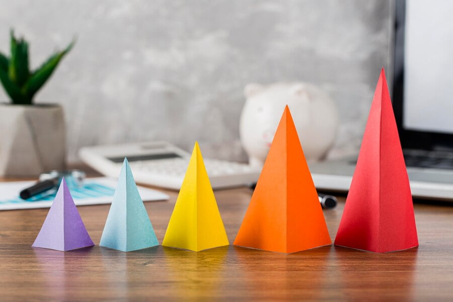 Crescimento Estratégico: Segredos do Growth marketing 1 Cones de crescimento multicoloridos