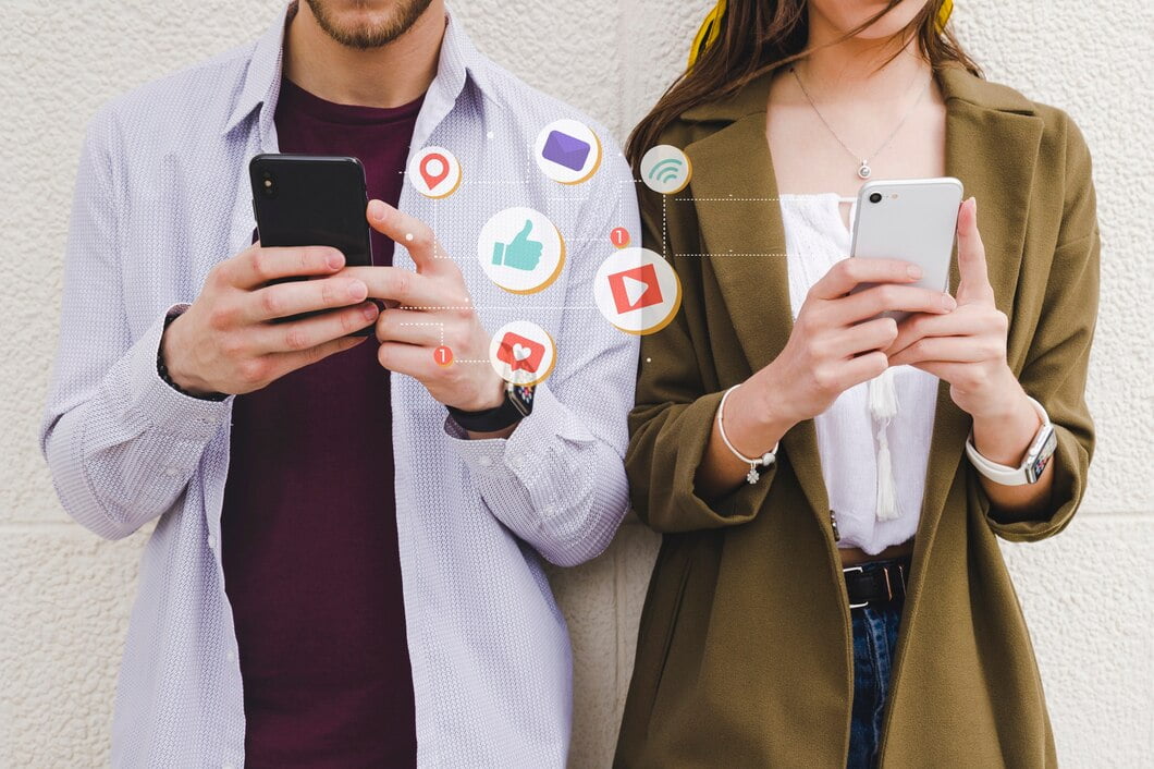 Redes Sociais: Estratégias para Engajamento Contínuo 2 Ícones de notificação móvel entre homem e mulher usando telefone celular