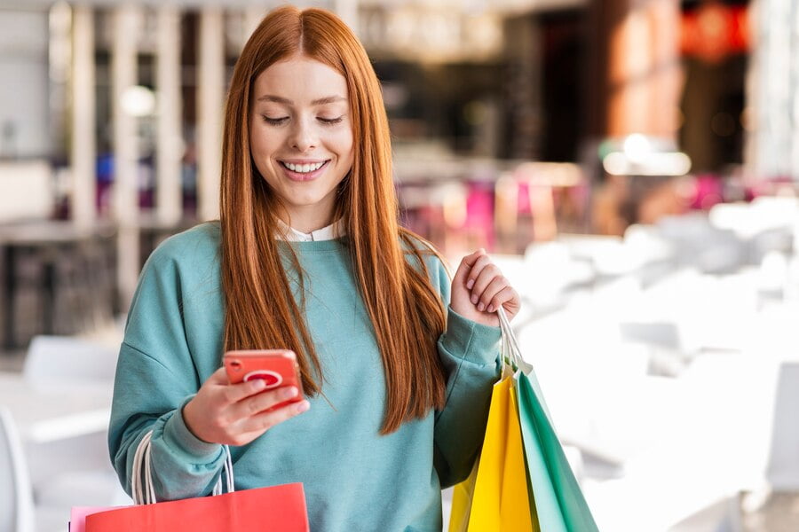 Crescimento Estratégico: Segredos do Growth marketing 2 Mulher ruiva, verificando o telefone