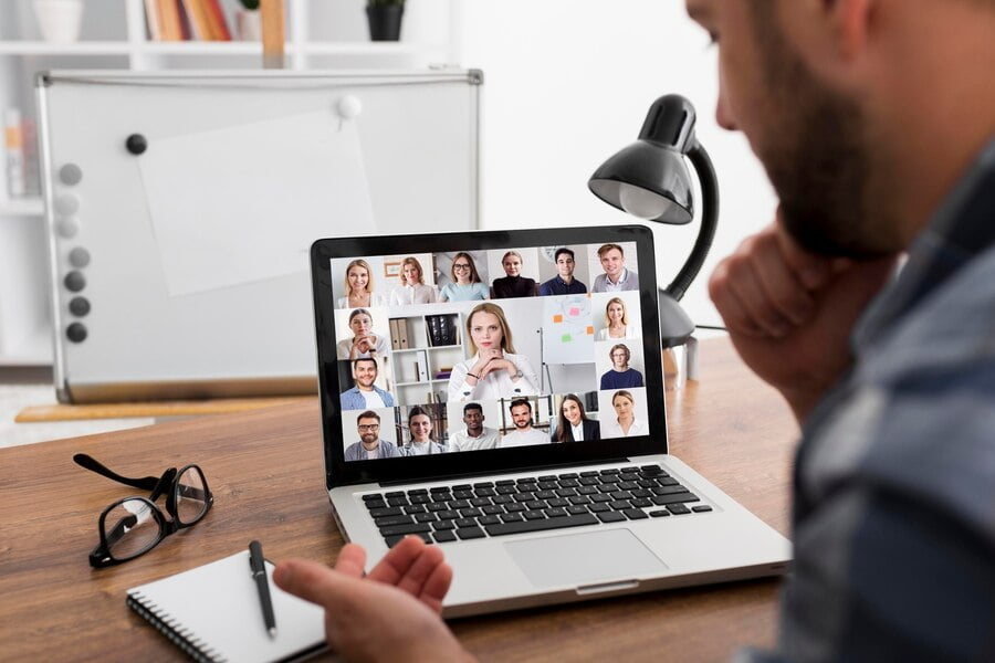 Reunião de equipe por teleconferência on-line no laptop
