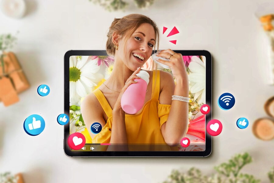 Marketing de influenciador de mulher de tiro médio
