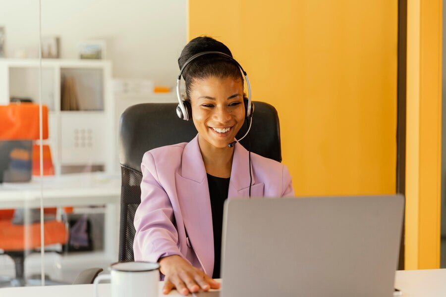 Mulher tendo uma reunião online para o trabalho
