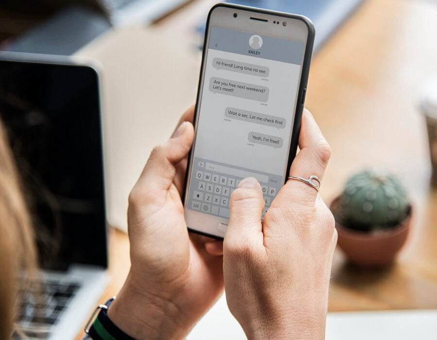 Mulher conversando no smartphone
