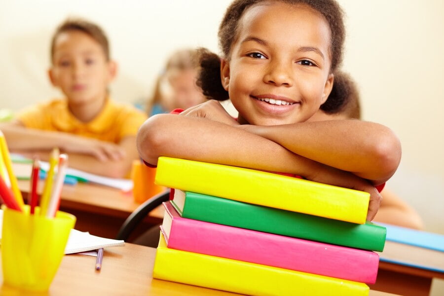 Menina de sorriso com livros prontos
