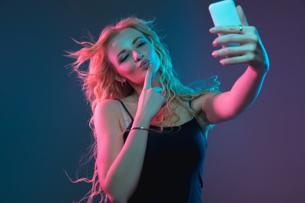 Retrato de mulher jovem caucasiana no espaço gradiente em luz de néon. Linda modelo feminina com visual incomum
