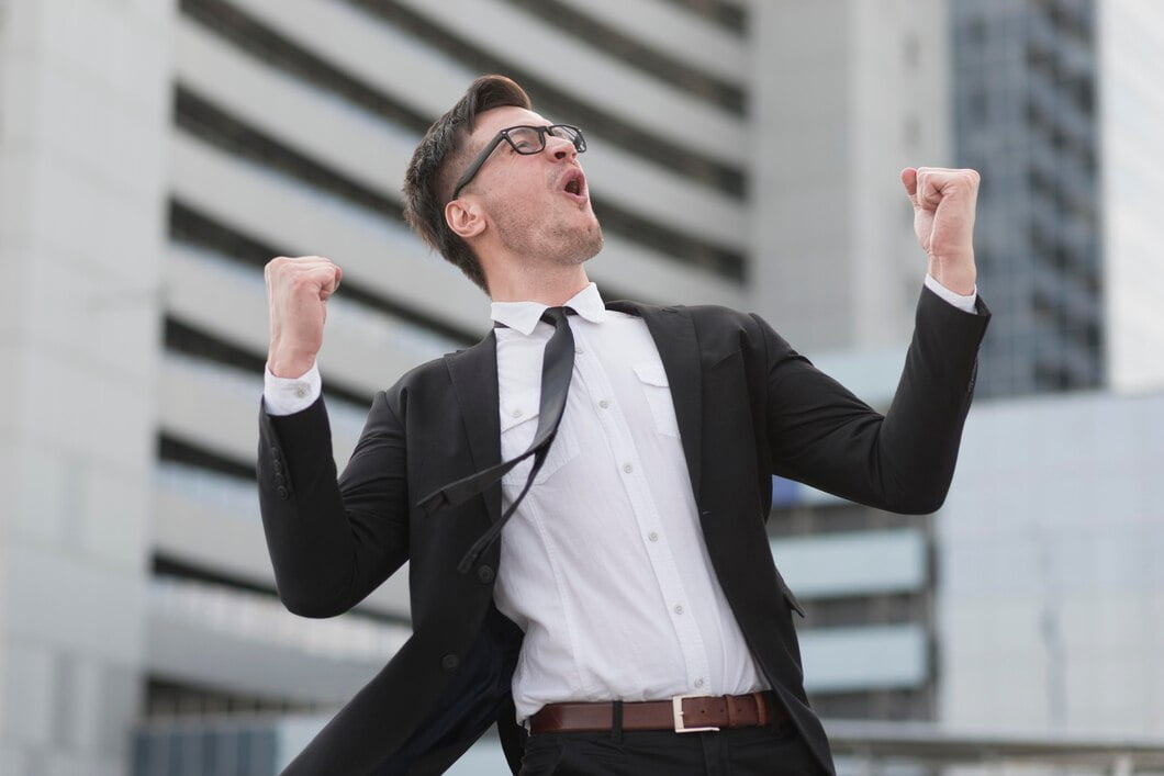 Homem moderno de baixo ângulo feliz

