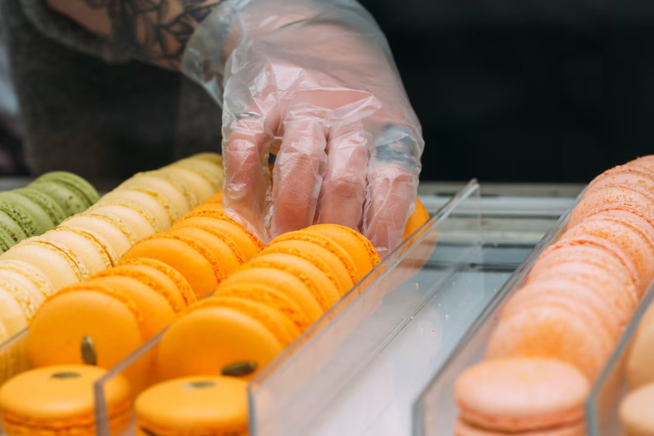 Mão de colheita tomando macaroons amarelos

