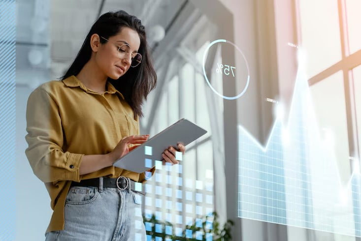 Mulher de tiro médio segurando tablet