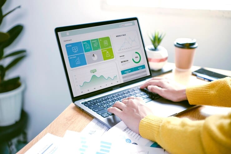 Empresários que trabalham em finanças e contabilidade Analisar finanças
