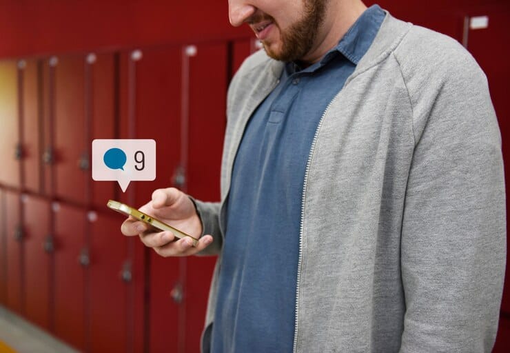 Conteúdo Gerado pelo Usuário (UGC) Aluno usando a mídia social em seu smartphone