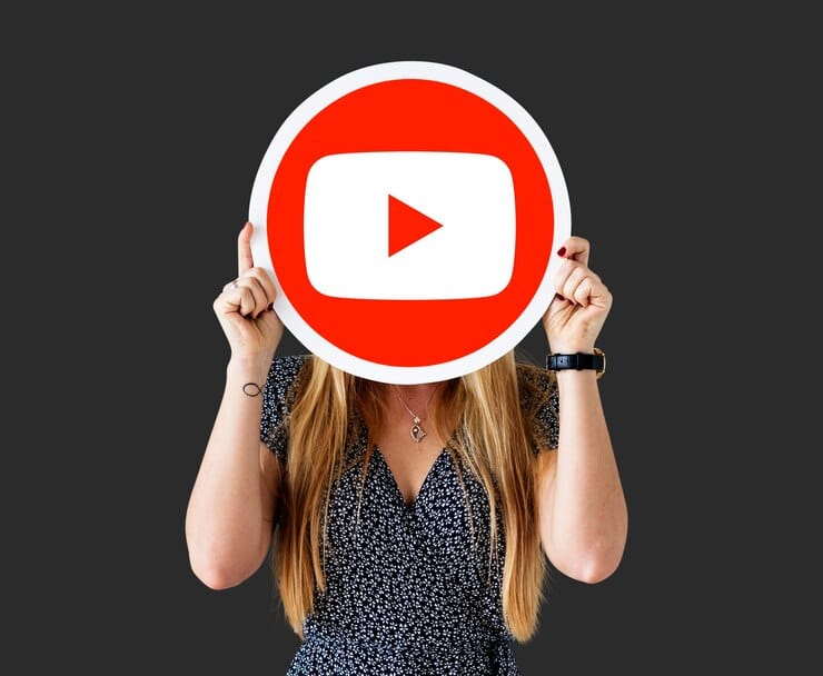 Mulher, segurando, um, youtube, ícone
