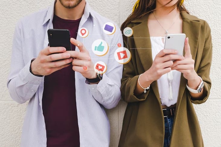 Ícones de notificação móvel entre homem e mulher
