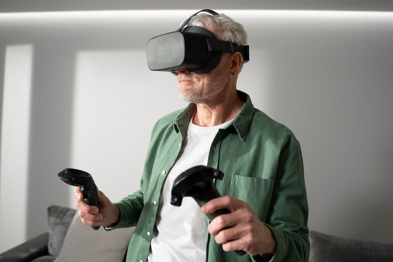 Idoso usando o conjunto VR para imersão no jogo