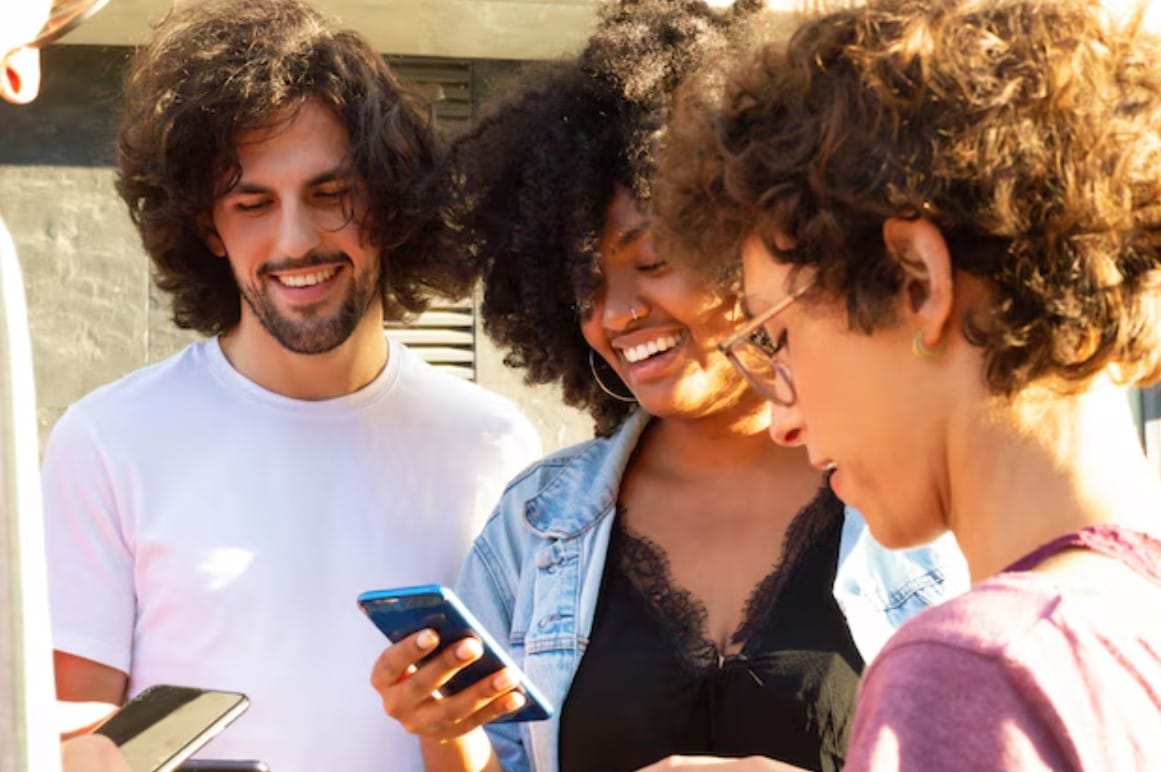 Equipe interracial de amigos em pé em círculo