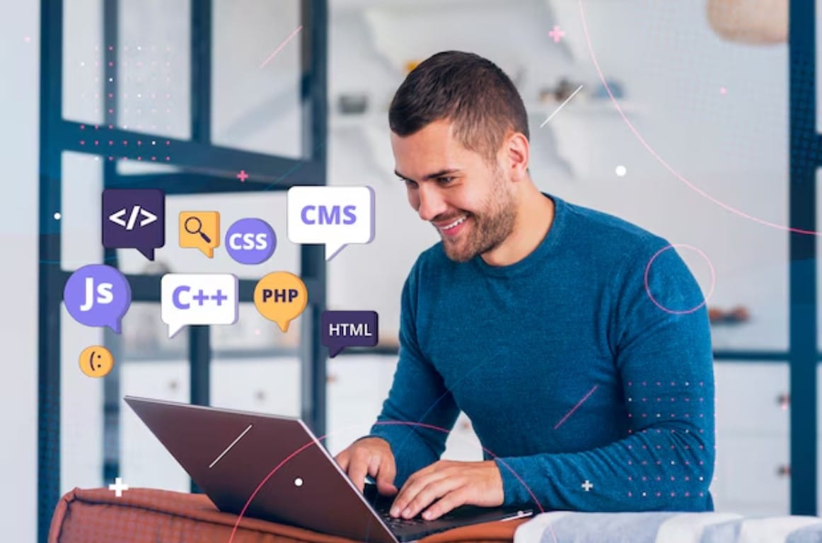 A Revolução do Desenvolvimento de Sites e Aplicativos no Brasil Pessoa na frente do computador trabalhando html