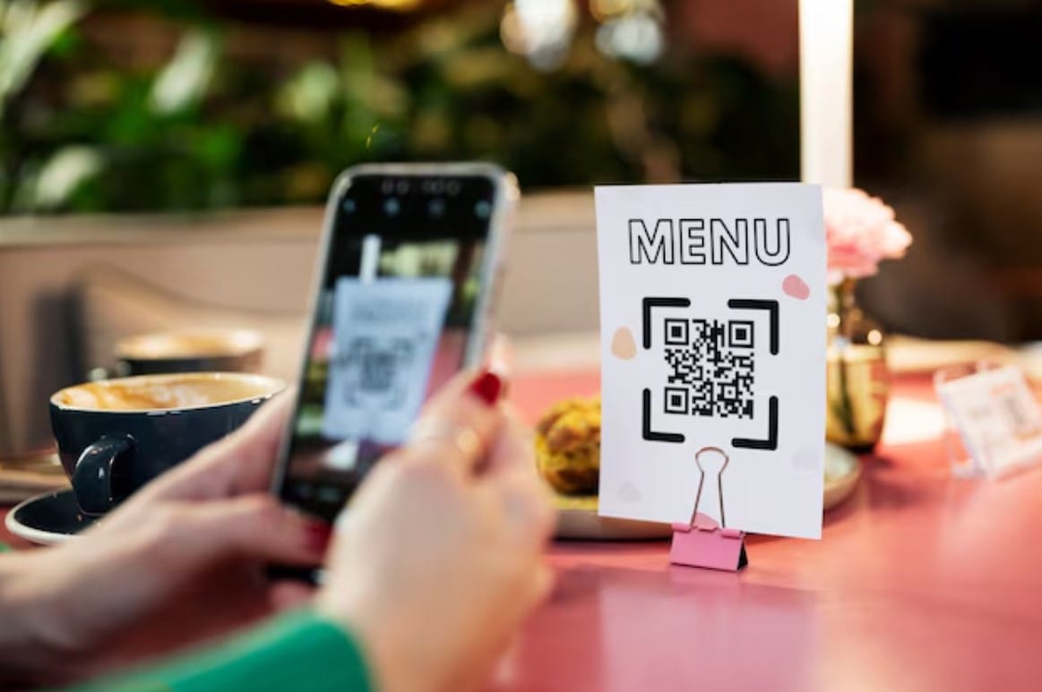 Vista lateral das mãos digitalizando o código qr
