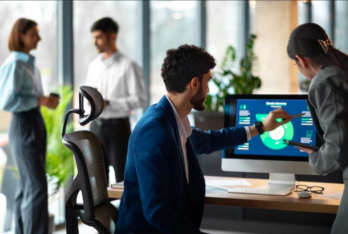 Pessoas no escritório analisando e verificando gráficos financeiros
