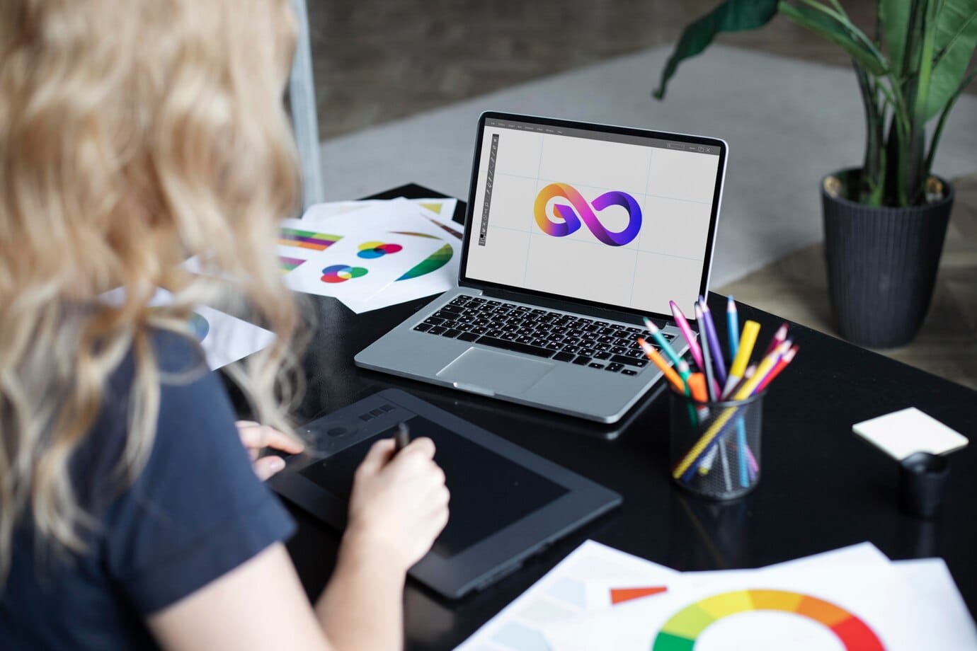 Designer de logotipo feminino trabalhando em seu tablet 