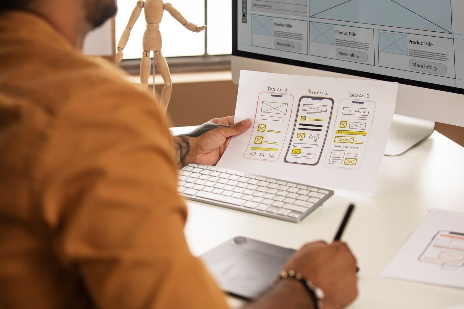 Homem trabalhando com a visão lateral do computador
