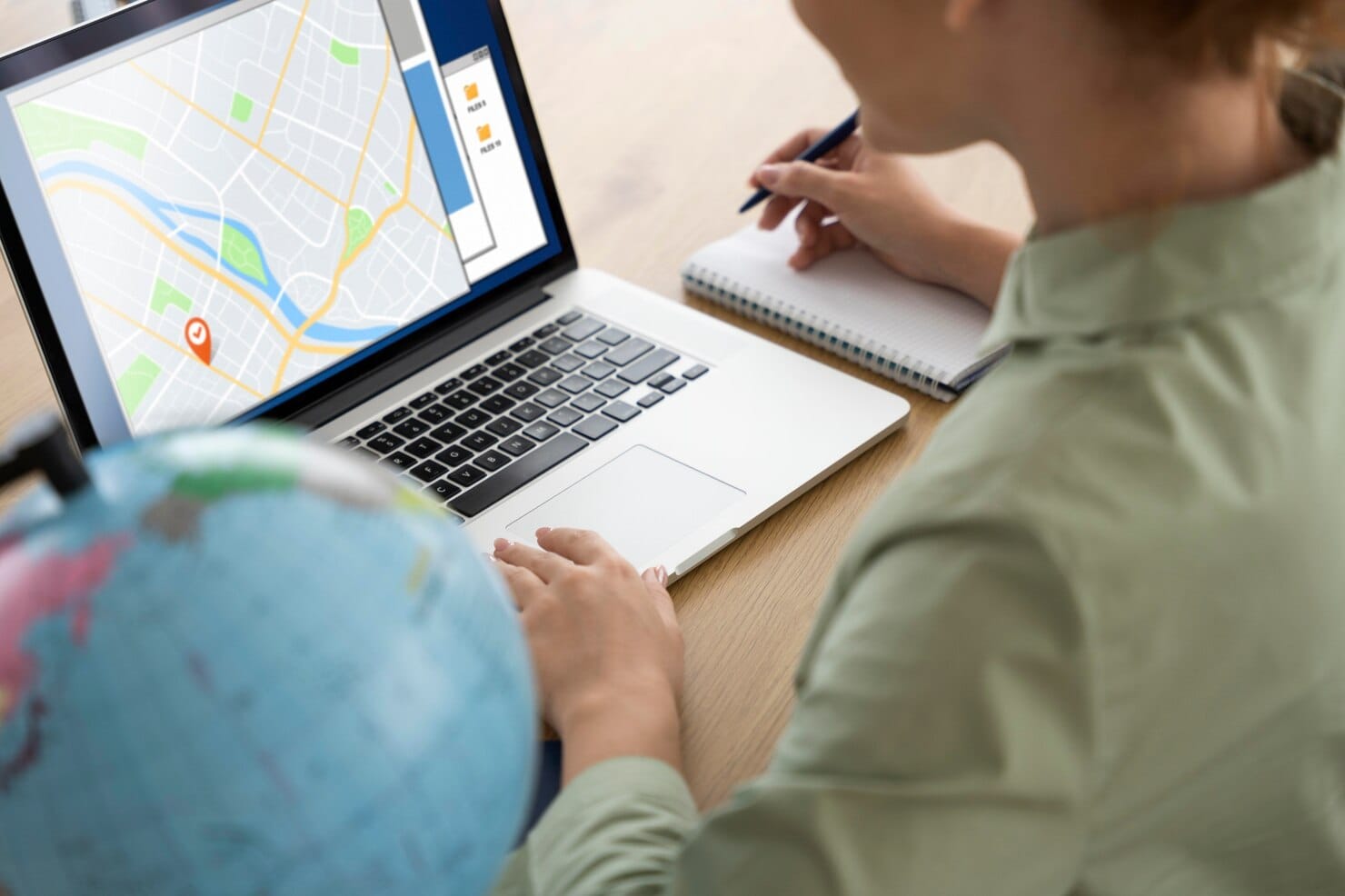 Agente de viagens que oferece planejamento de viagens para clientes
