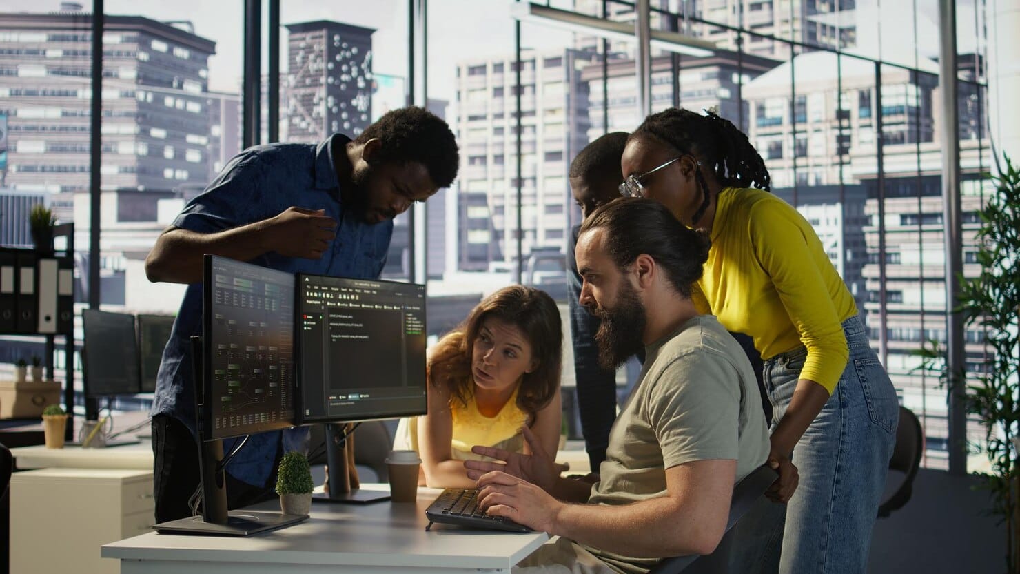 Equipe de desenvolvedores fazendo brainstorming otimizando o código
