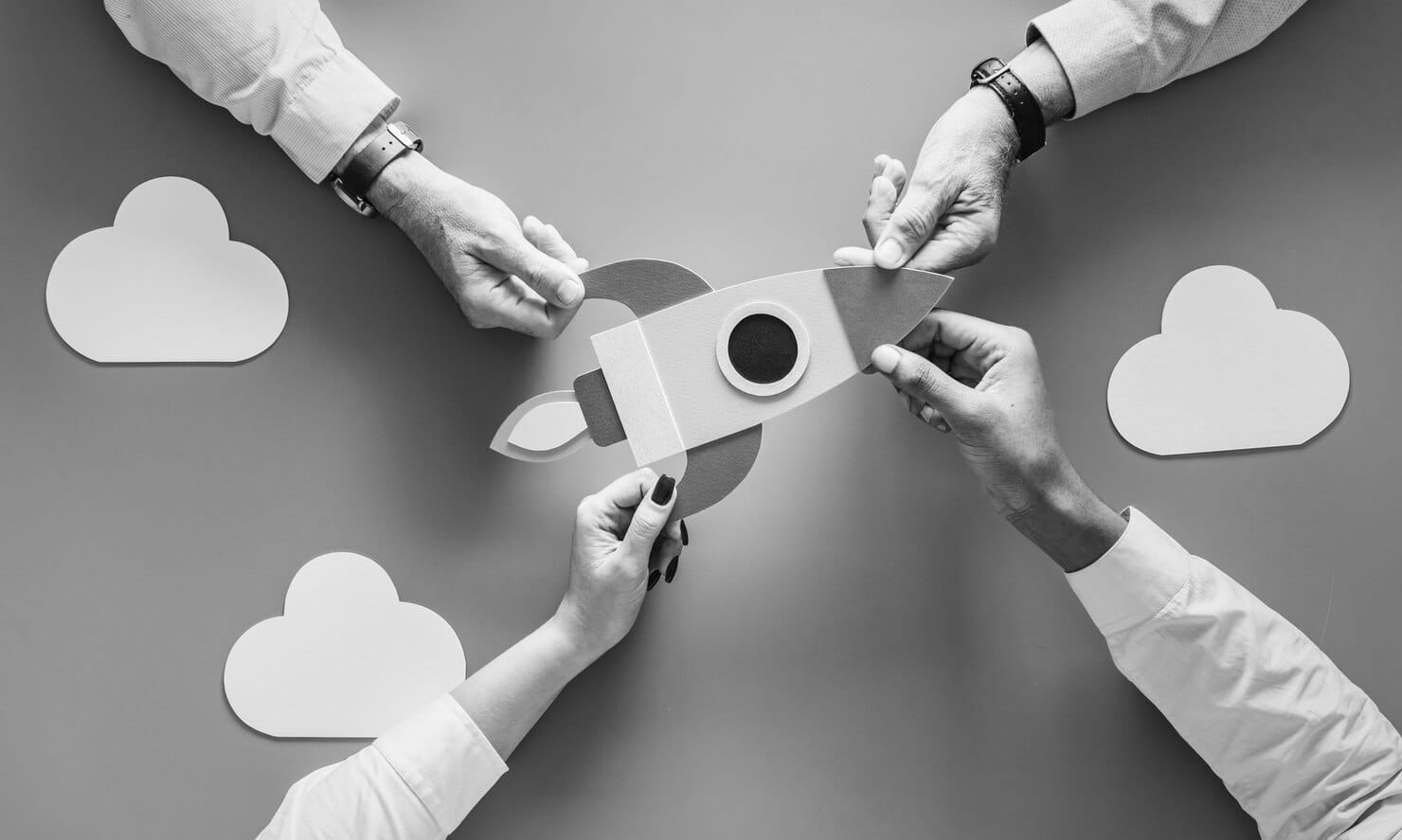 Executivos com foguete de inicialização
