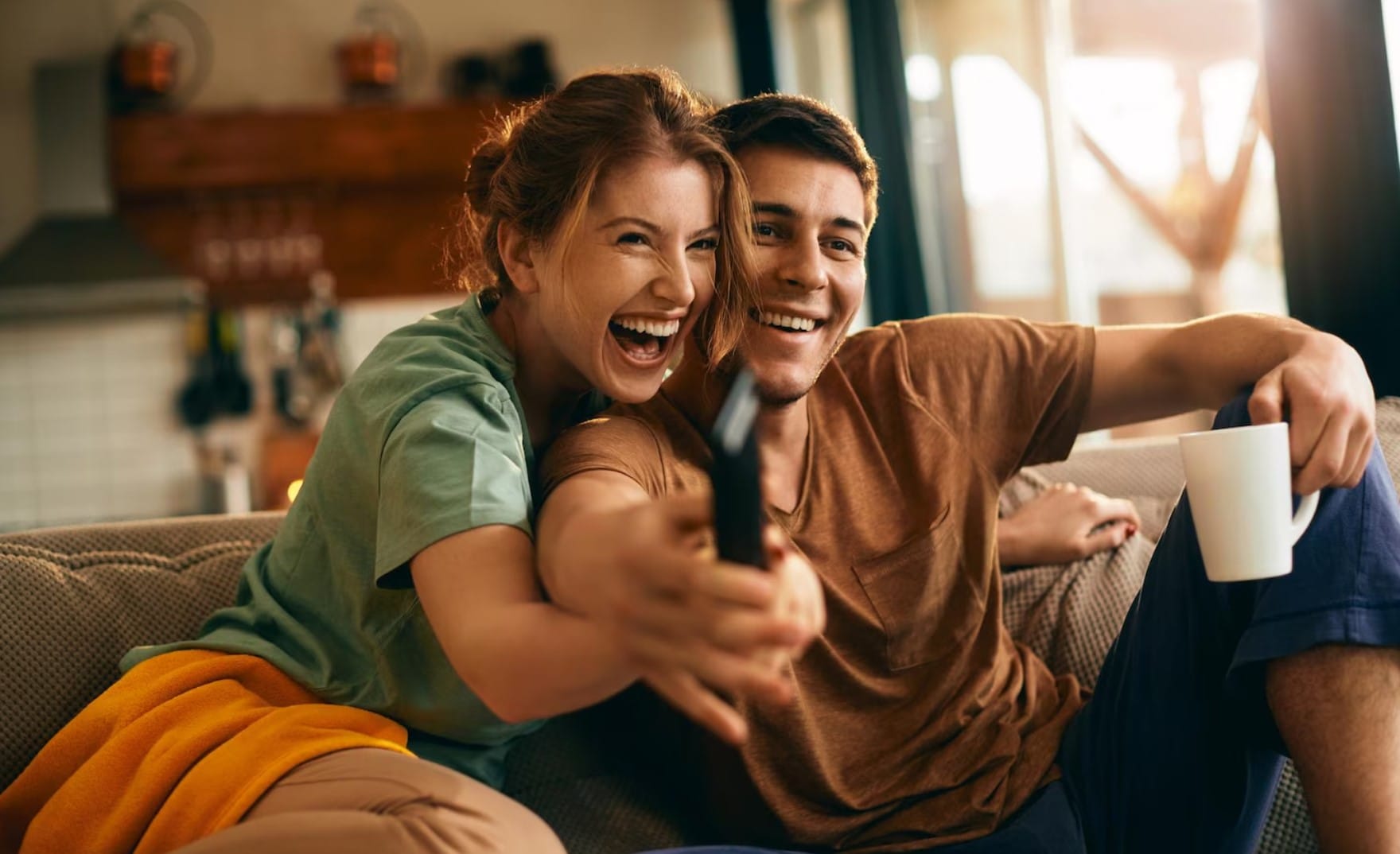 Casal alegre com controle remoto