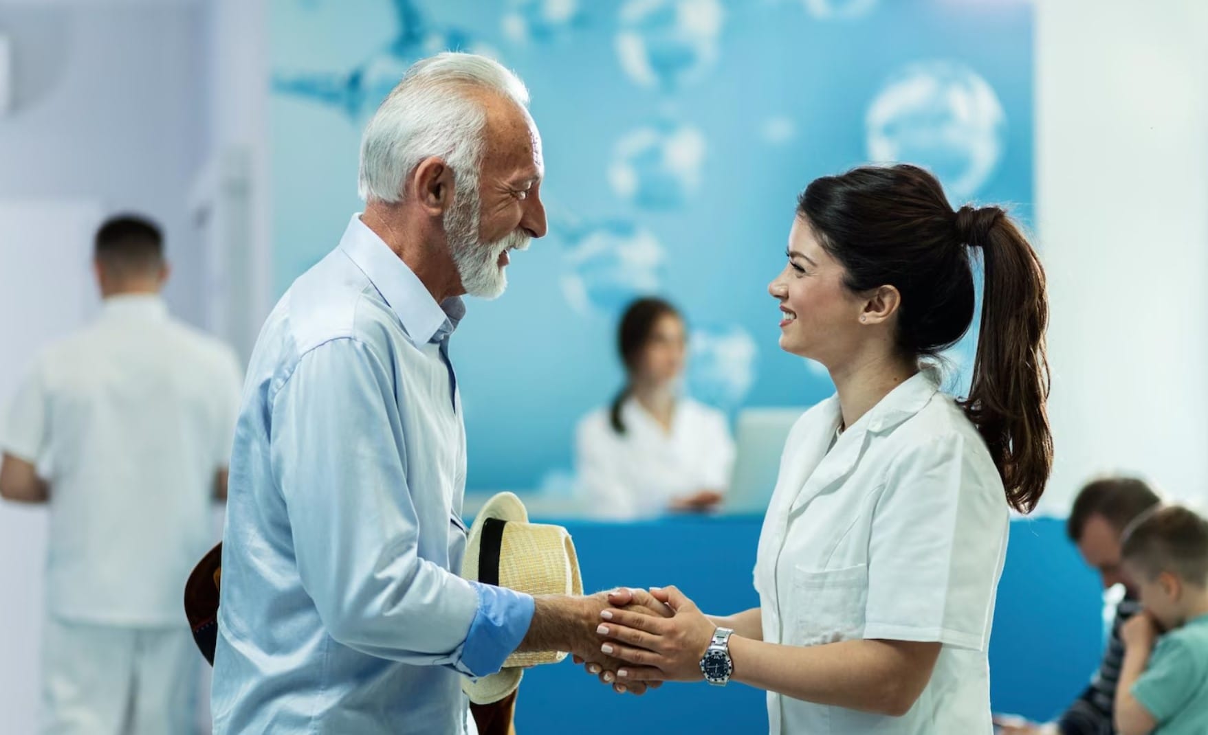 Feliz homem sênior aperto de mão com médica enquanto conversava no lobby da clínica
