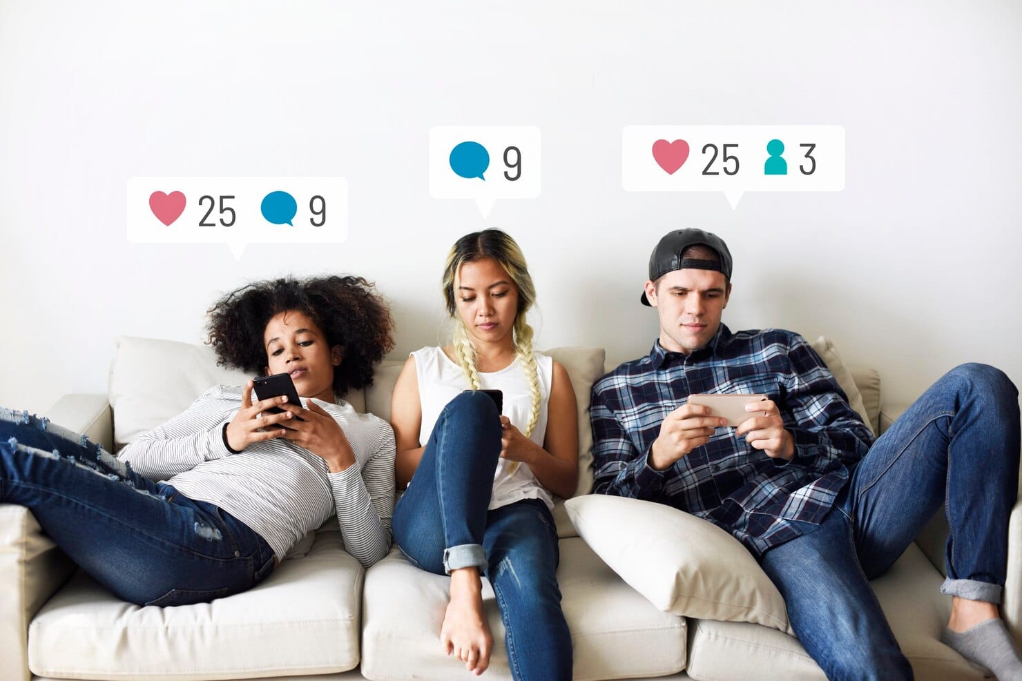 Jovens adultos no sofá usando as redes sociais em seus smartphones 