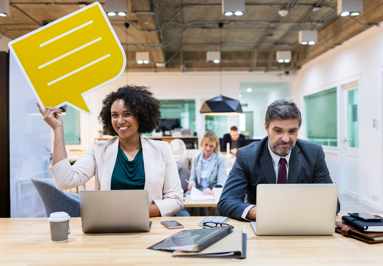 Tendências de comunicação corporativa para 2026 Mulher alegre com um balão de fala