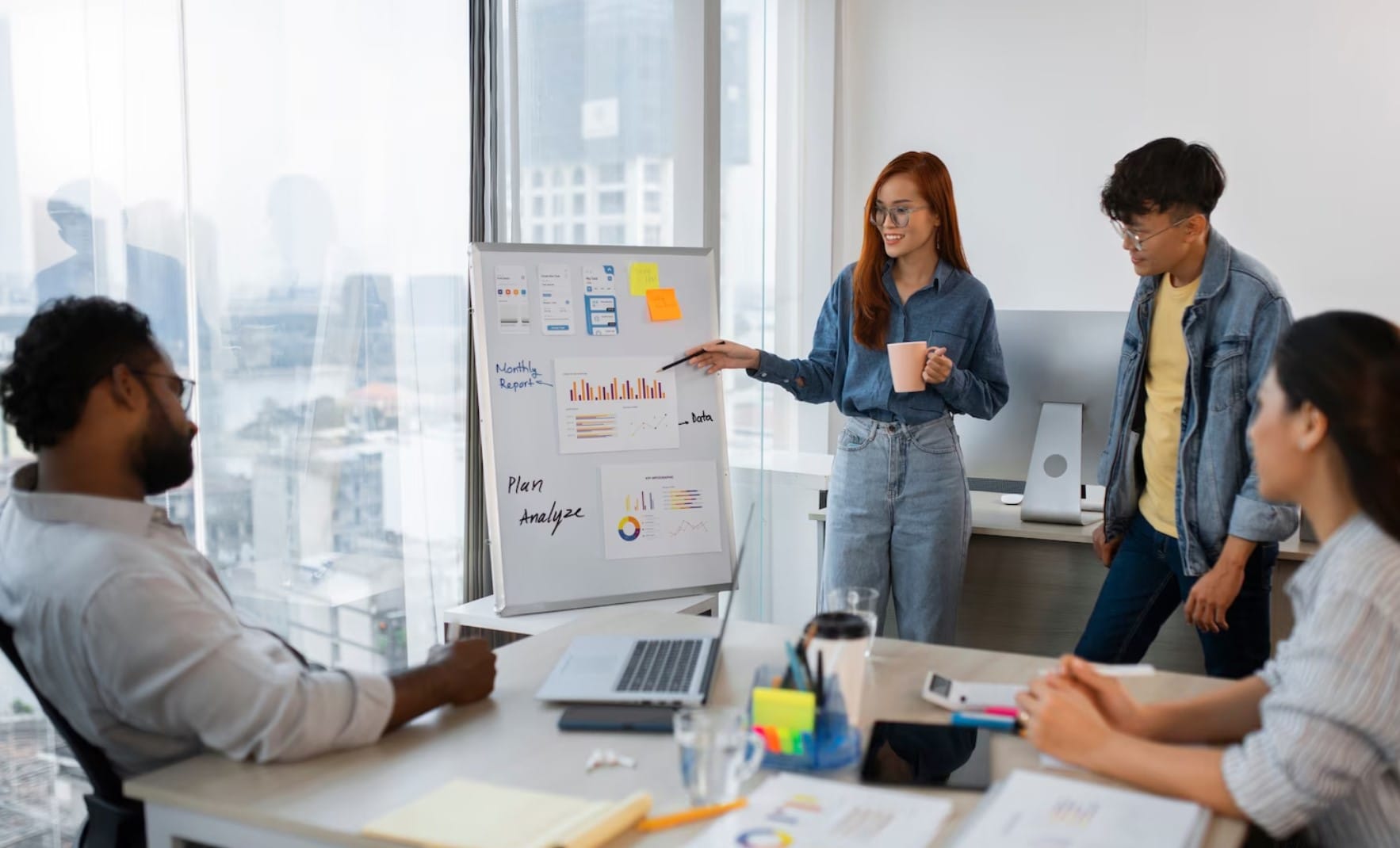 Análise de dados e performance Colegas de tiro médio trabalhando juntos