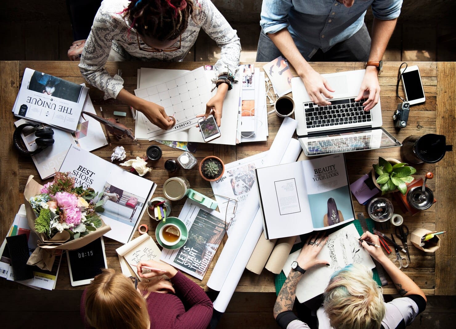 Agência de marketing: 10 serviços essenciais para crescer Colegas que trabalham em uma mesa