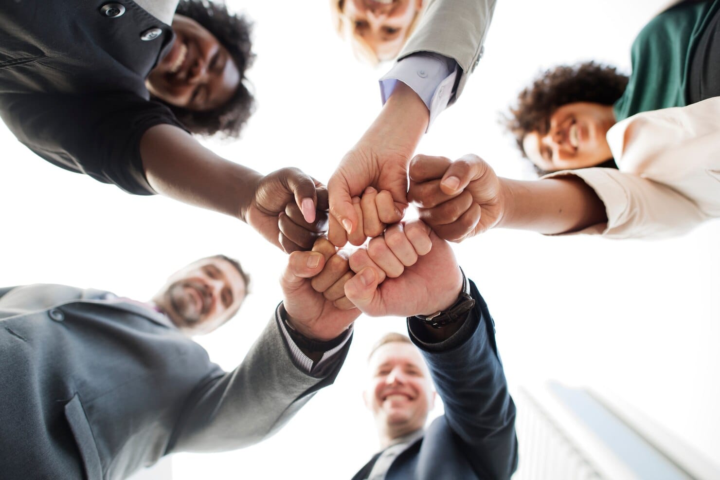 Equipe de negócios bem-sucedida e feliz