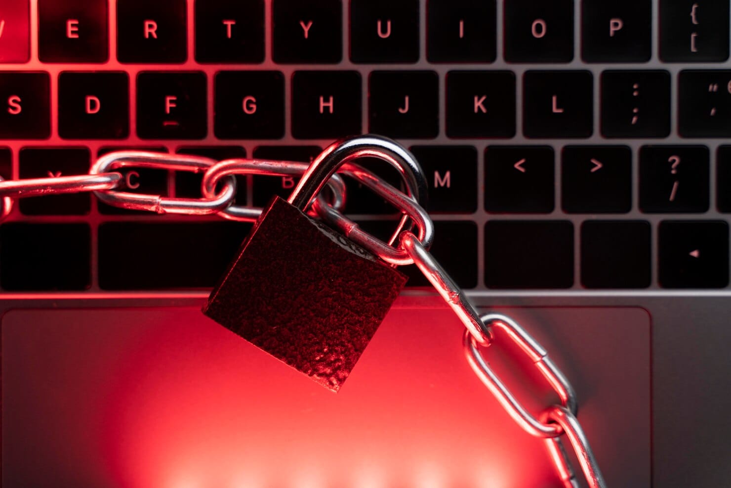 Feche o laptop com cadeado e corrente
