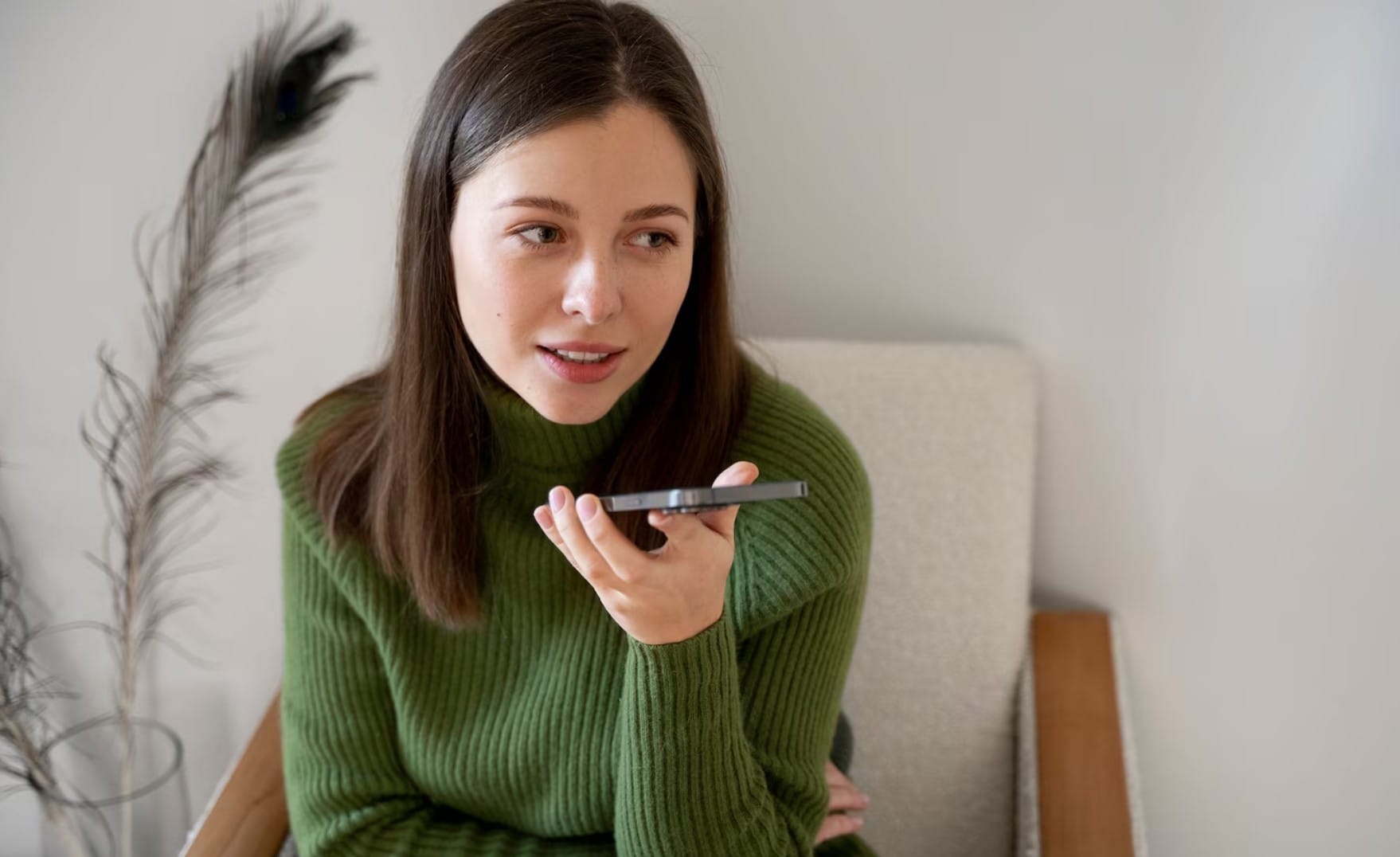 Otimize o conteúdo para buscas por voz Mulher falando em seu smartphone usando o recurso viva-voz