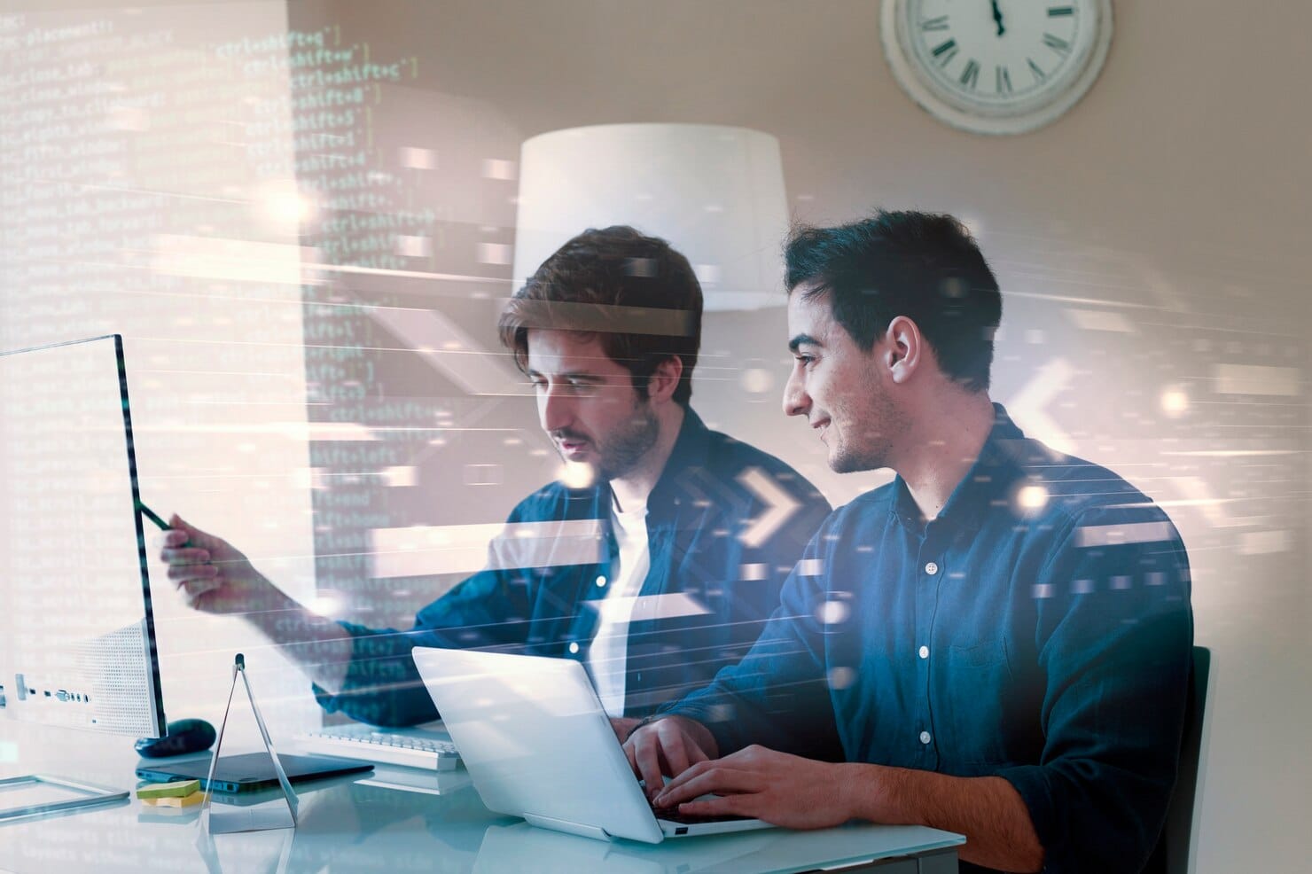 Pessoa a trabalhar em html no computador

