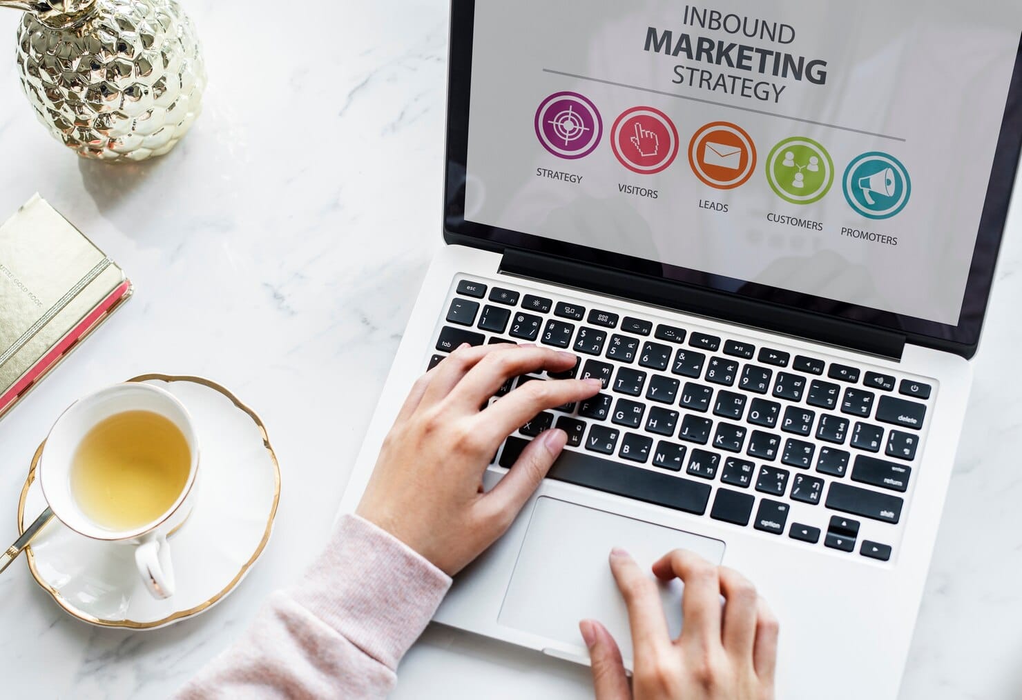 Exemplos de inbound marketing que vão melhorar sua estratégia em 2026 Pessoa usando laptop