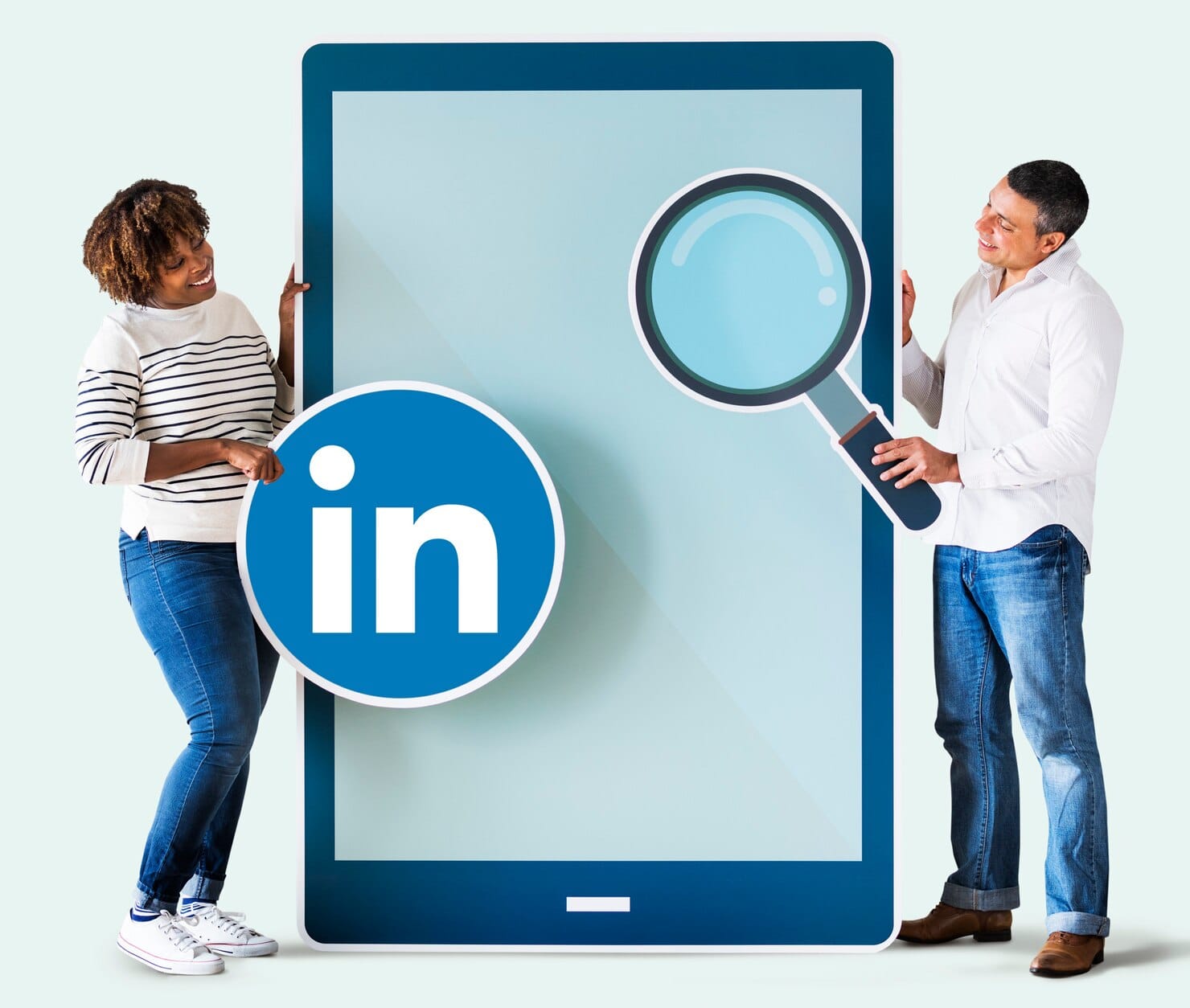 Pessoas segurando um ícone do Linkedin e um tablet
