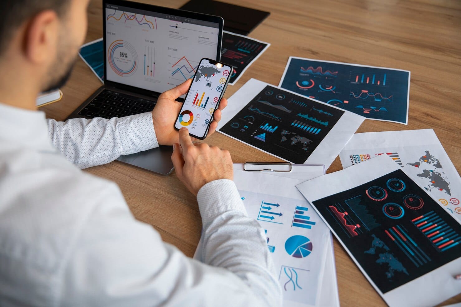 Dados como ativo estratégico Trabalhadores de escritório que usam gráficos financeiros