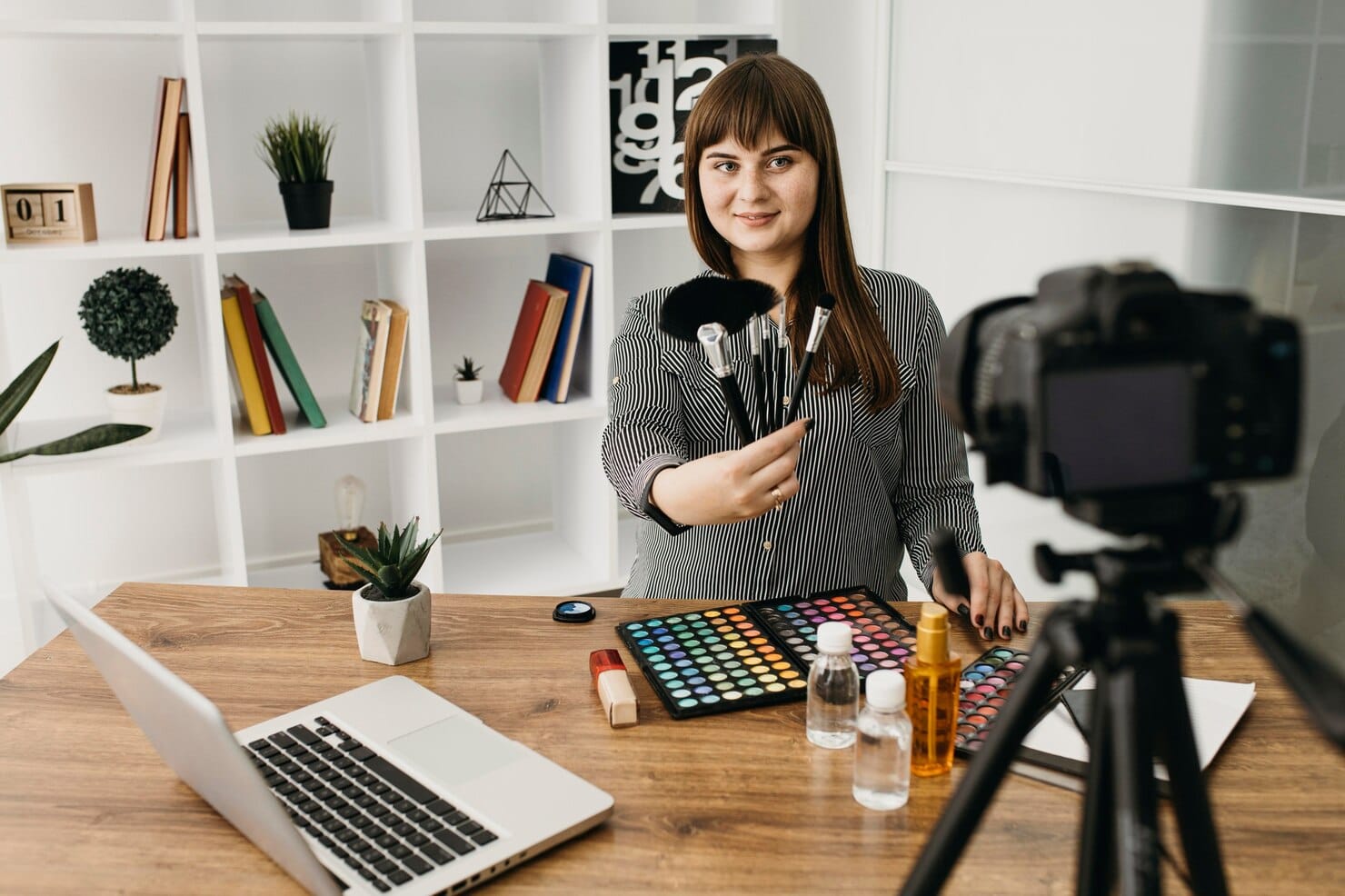 Melhores estratégias de vídeo para aplicar no seu marketing hoje Blogueira de maquiagem feminina com streaming com câmera e laptop