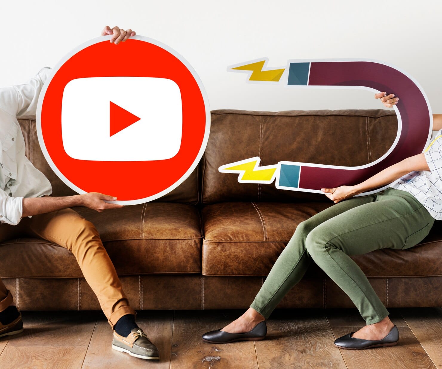 Como funciona uma estratégia de vídeos no marketing digital? Pessoas segurando um ícone do YouTube