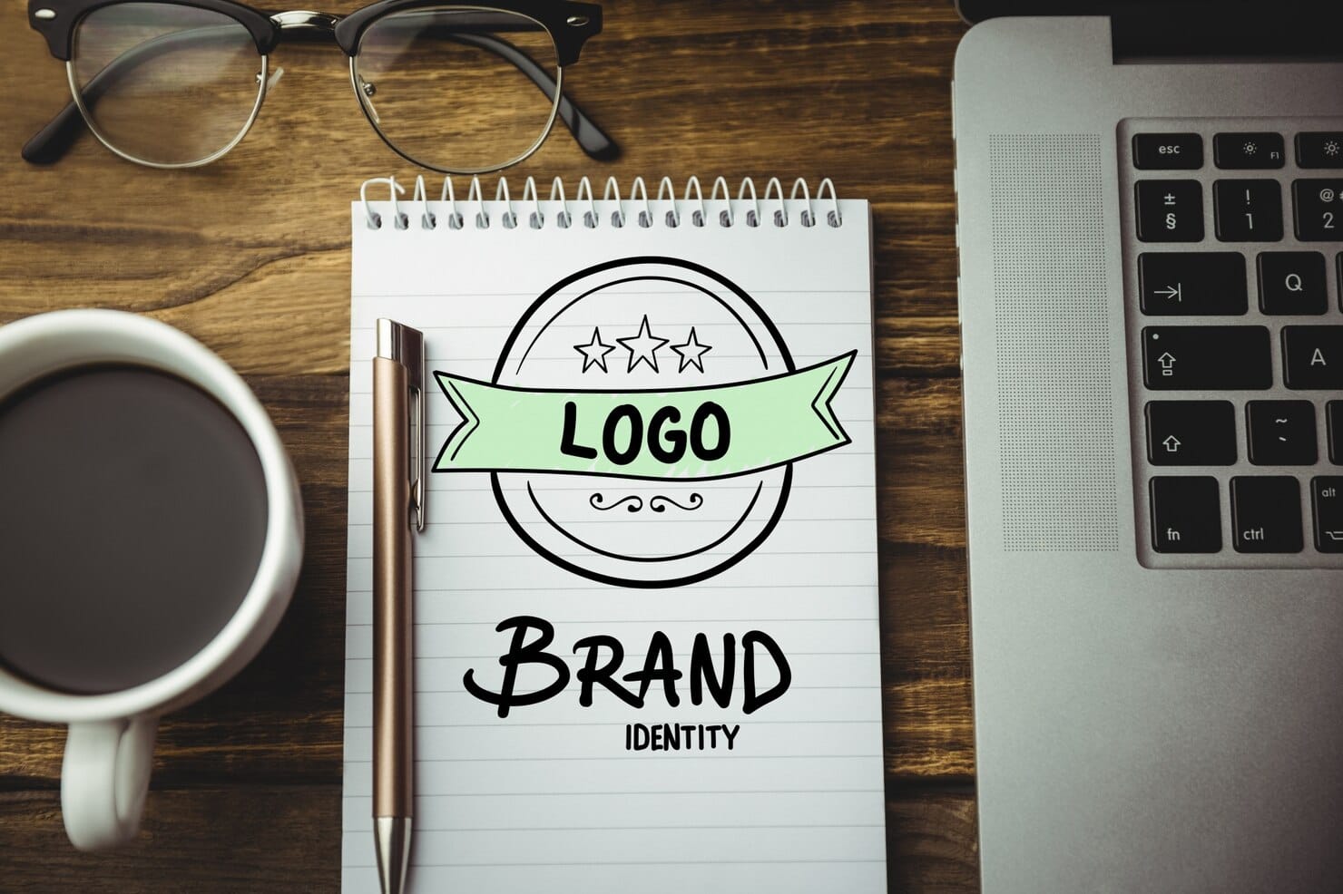 Identidade visual não é só logo: como criar experiências de marca memoráveis Vista superior de ferramentas de trabalho