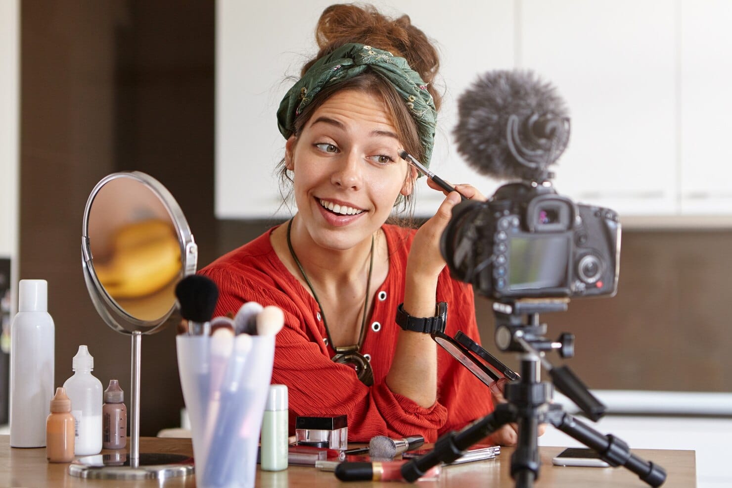 Vlogger feminina filmando vídeo de maquiagem
