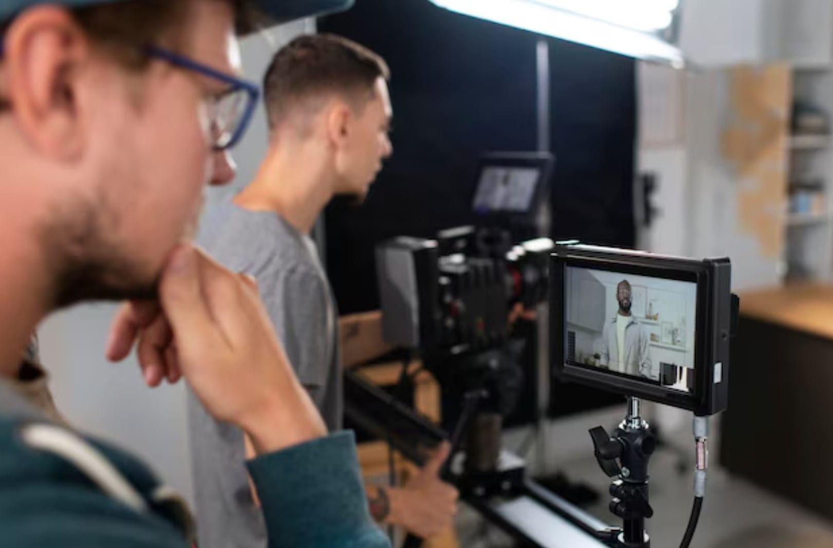 Homem filmando com uma câmera profissional para um novo filme
